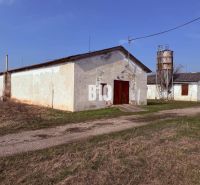 Production facilities in Turá with agricultural architecture and a silo in the background.