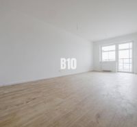 A spacious and bright 2-room apartment with parquet flooring and a balcony.