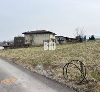 Plots - housing in Rosina with family houses and an access road on a gentle slope.