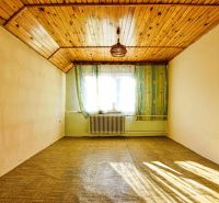 A room in a family house with a wooden ceiling and a floor with a wood decor.
