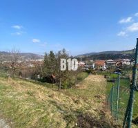 A grassy plot in Radoľa with a view of the surroundings and houses, ideal for living.