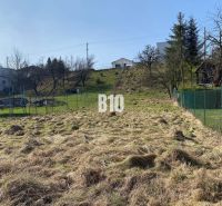 A plot for residential use in Radoľa surrounded by grass and fencing, ideal for construction.