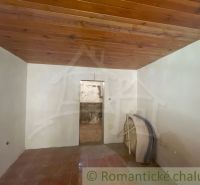 A room in a family house with a ceramic floor and a wooden ceiling.