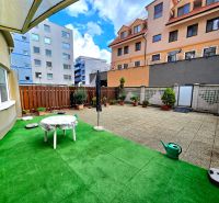 Terrace of a 2-room apartment on Nálepkova Street in Piešťany with a grass carpet and garden furniture.