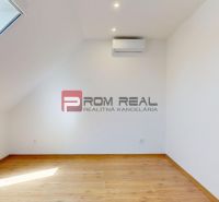 A room in a family house with a wooden decor floor and a skylight.