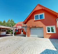 Family house on Gútorská Road in Šamorín with a light facade and a garage.