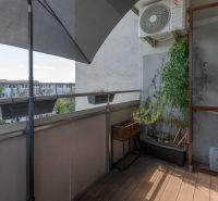 The balcony of the 2-room apartment on Kadnárova Street in Rača offers a view of the greenery.