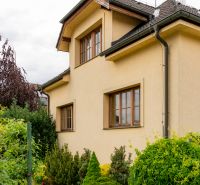 Family house on Kpt. Jaroša in Trenčín with a landscaped garden and a light facade.