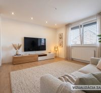Living room in a family house with a wood-patterned floor and comfortable seating.