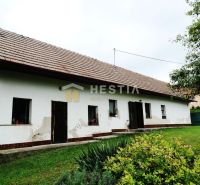 A country house with a yard and greenery suitable for plots - living in Cerová.