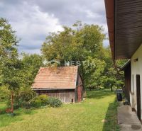 A garden with a wooden shelter in Cerová on a residential plot.