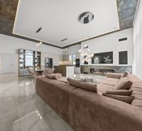 Spacious living room with a fireplace in a family house, with a marble floor.