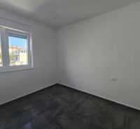 A room in a family house with a ceramic floor and a view of the street.