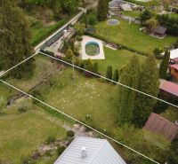 Aerial view of a garden and cottage in Nižný Klátov with trees and a swimming pool.