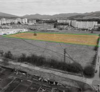 Development plots in Martin, bordered by premises, with a view of the mountains in the background.