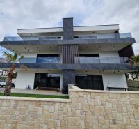 A recreational apartment in Stara Novalja with modern architecture and a subtropical garden.