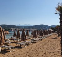 Sandy beach with loungers and umbrellas in Stara Novalja near the holiday apartment.