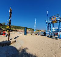 Beach area in Stara Novalja with a recreational apartment offers restaurants and relaxation on the sand.