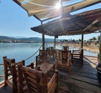 Wooden seating under the gazebo on the beach in Stara Novalja near the recreational apartment.