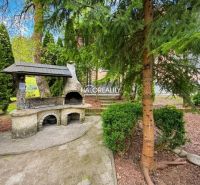 In the exterior of hotels and guesthouses in Makov, there is a stone grill surrounded by trees.