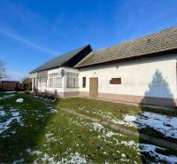 A family house on a plot in the village of Vrakúň, a snow-covered garden around the house.