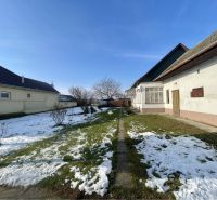 A family house and garden with snow on the property for living in Vrakúň.