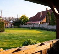 The garden of the family house in Dolný Bar offers a manicured lawn and a hedge.