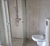 A bathroom in a 3-room apartment with a modern shower and a wall-mounted toilet.