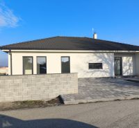 A family house in Michal na Ostrove with a flat roof and a stone front yard.