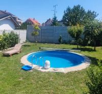 A garden in Dolný Štál by a family house with a swimming pool and a lounger.