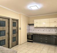 A kitchen in a family house with a tiled floor and a modern kitchen unit.