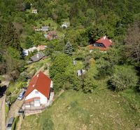 Family houses in Banky surrounded by greenery and trees, with red roofs in the countryside.