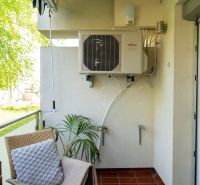 Balcony of a 3-room apartment on Spechtgasse in Mödling with air conditioning and a plant.