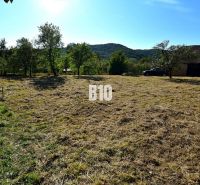 A plot in Moravské Lieskové for living with a grassy area and surrounding nature.