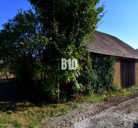 A country house surrounded by greenery in Moravské Lieskové, suitable for residential land.
