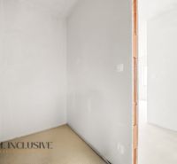 White wall and unfinished space in a 3-room apartment with flooring.