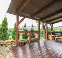 The terrace of a family house in Dohňany with a wooden decor and a view of the garden.