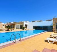 In Tatlisu, there is a swimming pool with loungers and a sun terrace at the 2-room apartment.