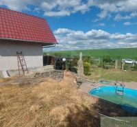 A cottage in Holíč with a garden and a swimming pool in a natural setting.