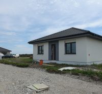 A family house in the town of Reca under construction with surrounding infrastructure.