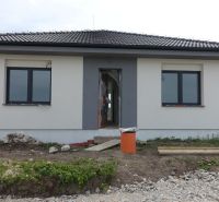 A family house in the town of Reca with a fully finished facade and a black roof.