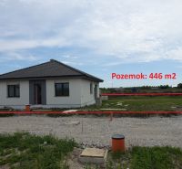 Family house in Reca on a 446 m² plot, simple structure with a pitched roof.