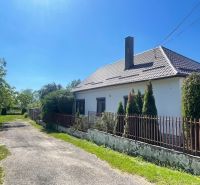 Rodinný dom v obci Topoľnica na ulici Topoľnica, s predzáhradkou a príjazdovou cestou.