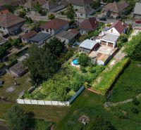 A view of a family house with a large garden and a swimming pool in Topoľnica.