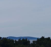 A view of the island and the sea through the trees in Povljana, ideal for a 3-room apartment.