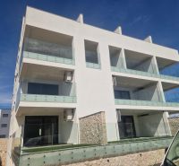 The apartment building in Povljana offers 3-room apartments with glass balconies.