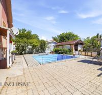 The family house in Gabčíkovo has a yard with a swimming pool and a terrace for relaxation.
