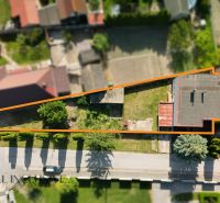 Aerial view of a family house and plot in Topoľníky, bordered by an orange line.