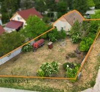 A family house in Lehnice with a large garden, surrounded by greenery and shrubs.