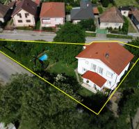 A view of the family house on Zátoňská Street in Malinovo with a pool in the yard.